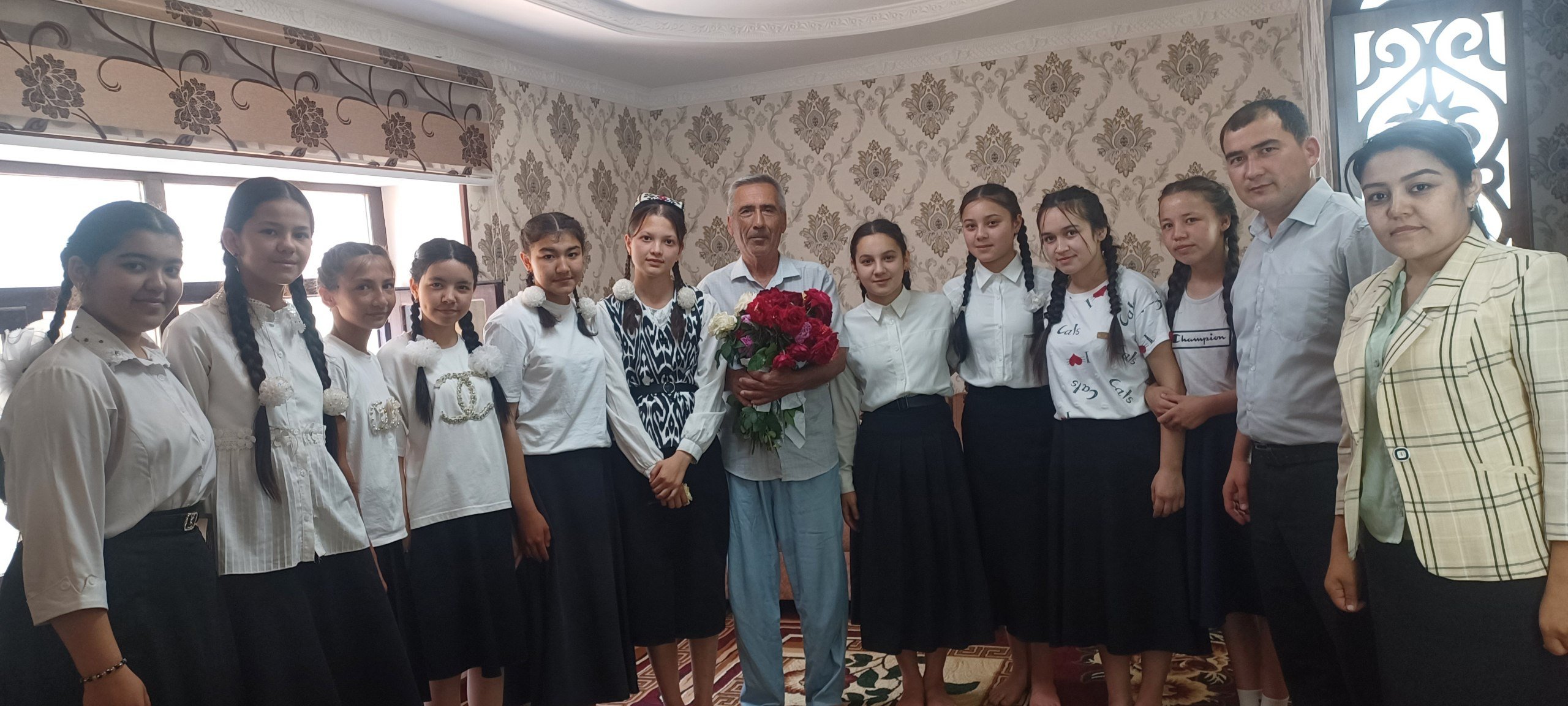 9-may Xotira va qadrlash kuni munosabati bilan 8-A sinf õquvchilari Kurbanov  Sultonboy ustozni tabriklab keldilar!